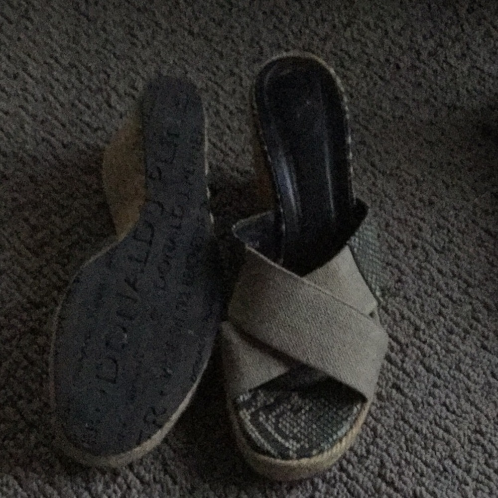 Comfortable sandals, snake print accent